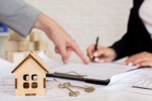 Manos firmando un acuerdo legal como parte del proceso de ejecución hipotecaria.